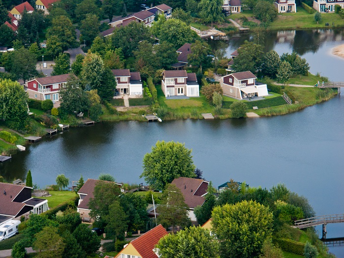 Luchtfoto van bungalows aan het water
